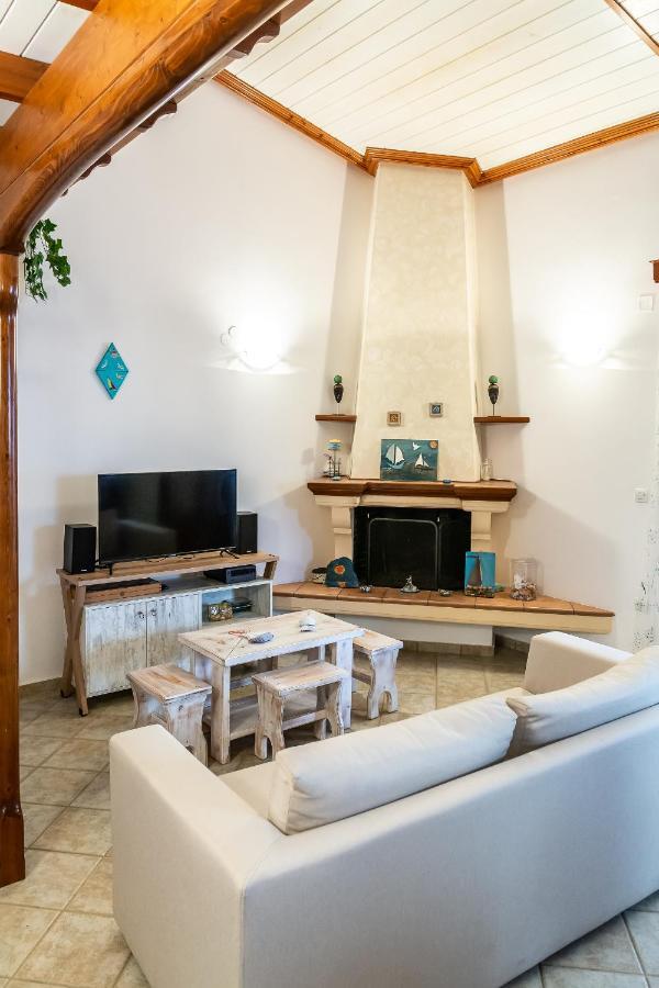 Papadogiannopoulos House Aigio Esterno foto